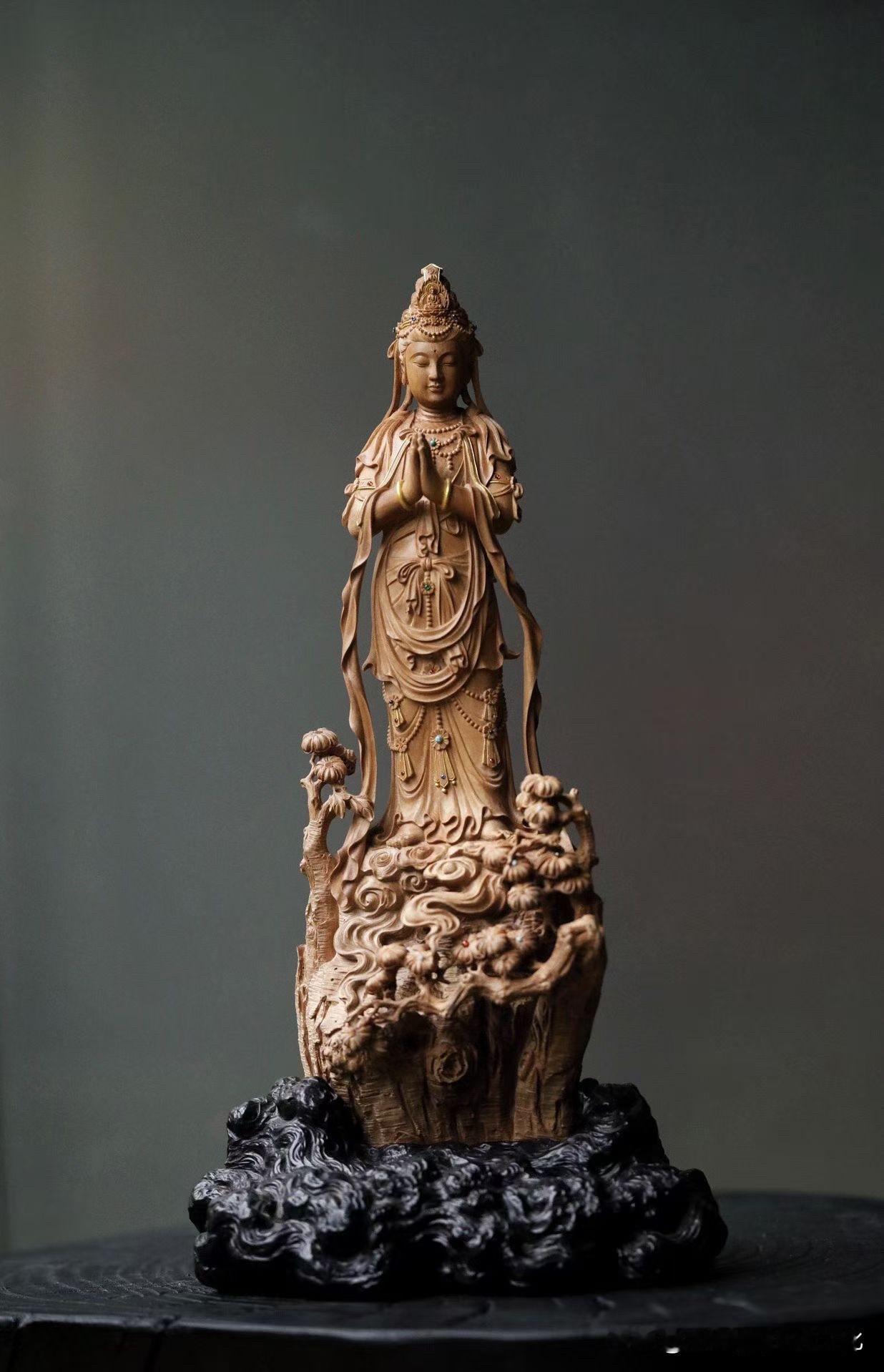 有些观音像，一眼是工。
有些观音像，看久了，是心。

这尊老山檀香「合掌观音」，