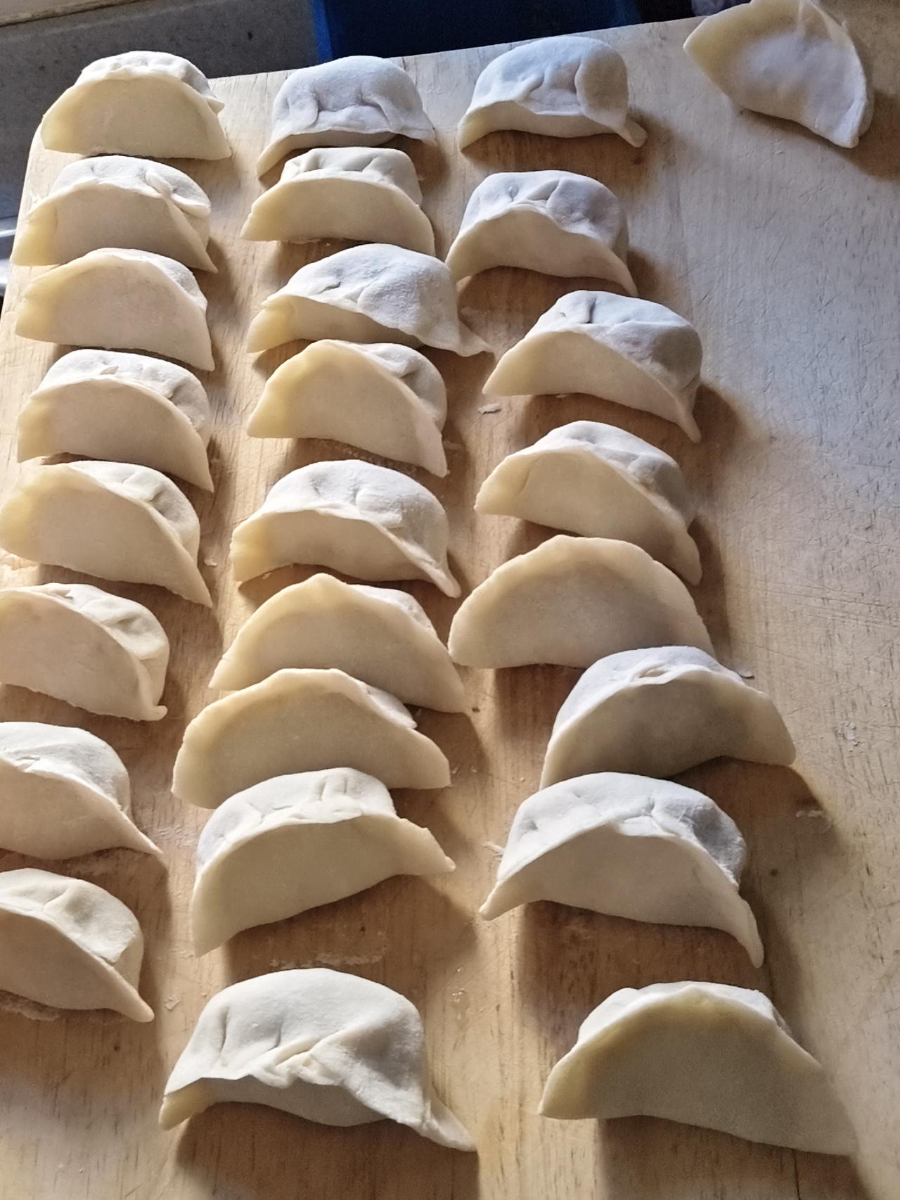 不但要放肉，还要肥肉多一点，否则太酸涩了