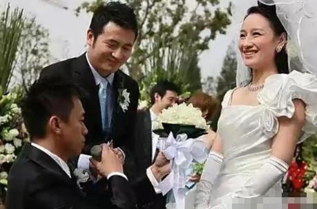 2009年，王学兵娶了美女演员孙宁，婚房是孙宁买的，婚宴也是孙宁操办的，可收到的