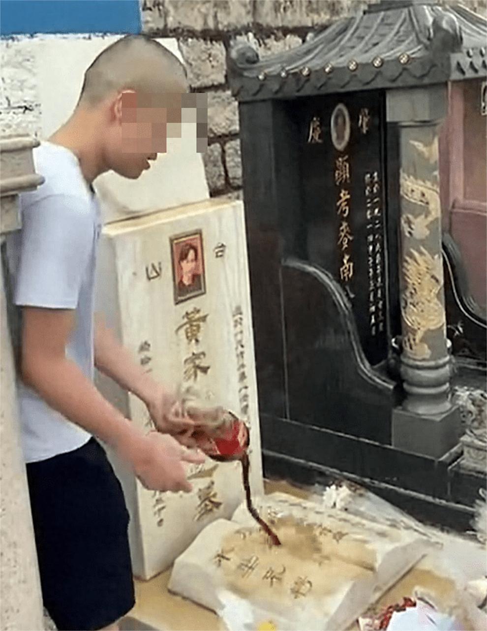 毁黄家驹墓另一疑犯身份曝光！与洪金宝郭富城近百明星合影被扒，嫌疑人疑似有精神病，