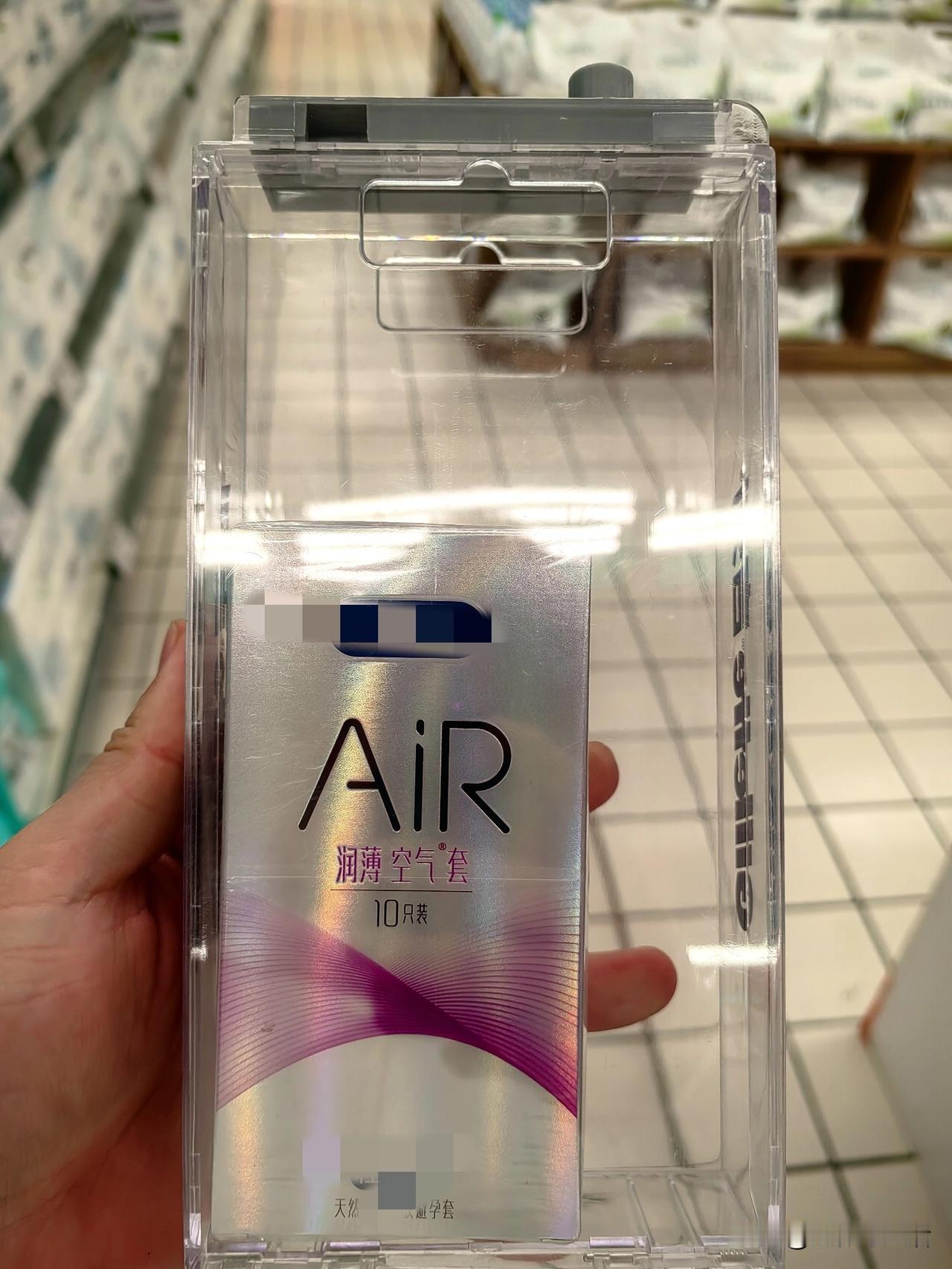 逛超市时，我发现安全套都被装进了透明的硬盒子里。起初，我以为这是为了防盗，可仔细