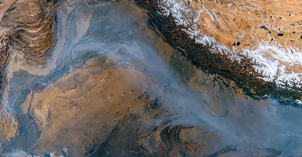 中国人都应该感谢喜马拉雅山的庇护。
最近印度上演了一场新德里大逃亡，不是战争也不