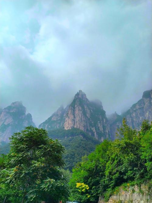 我的创意下联可以是：
1、云栖幽谷松声寂[碰拳]鹤唳空山月影孤‌。
2、云栖幽谷