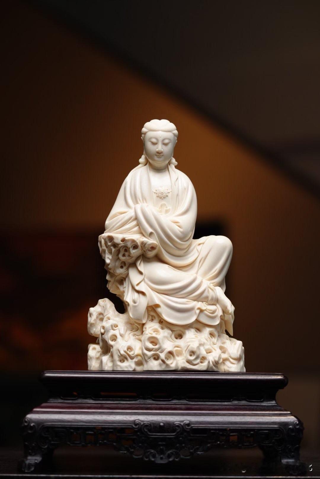 这尊观音，没有刻意“惊艳”。

第一眼是安静，
再看，是越来越慢。

猛犸牙的质