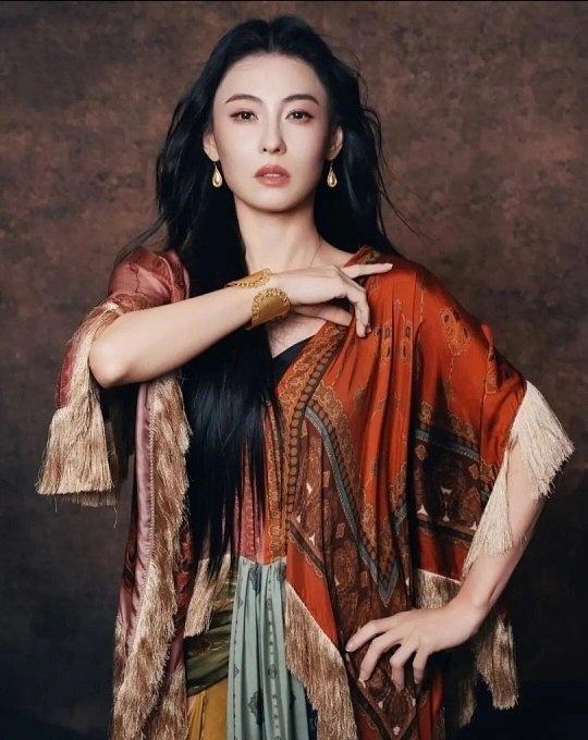 。那个年代的美人，美得很有冲劲，自信耀眼，敢于释放自己的光彩。比起五官，这份蓬勃
