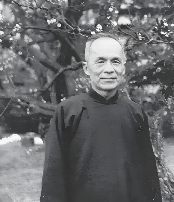 1942年春，青帮头目吴四宝被日本人毒死，他的老婆佘爱珍哭得死去活来。没想到早就