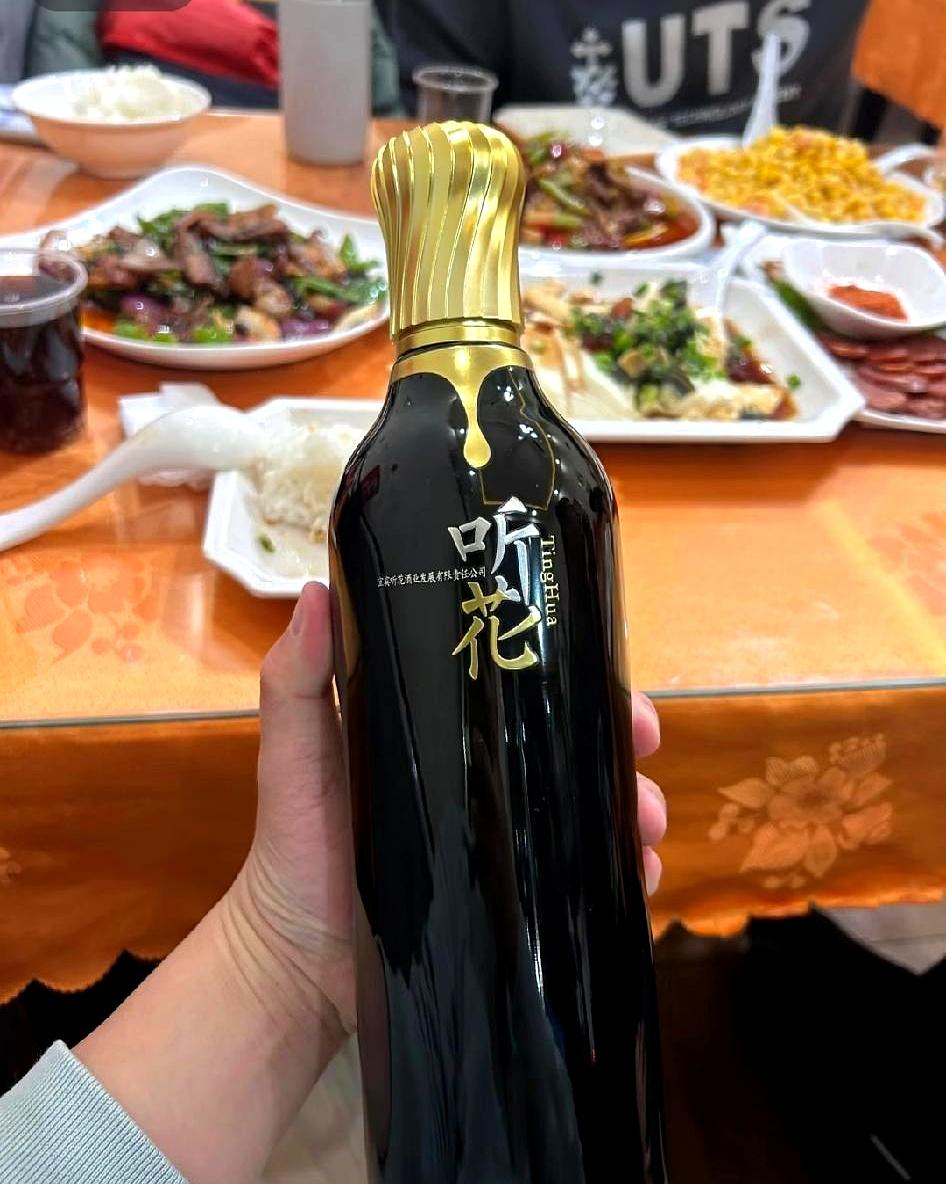 你们聚餐遇到过那种让人瞬间尬住的场面吗？
昨晚同事请客开了瓶听花酒，我心想也就一