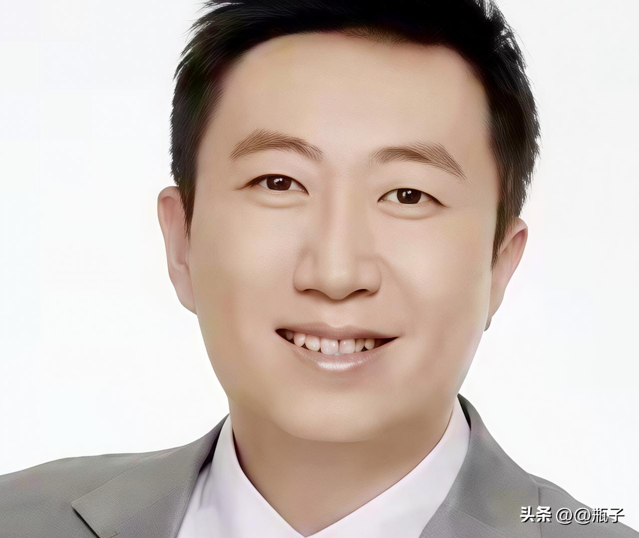 陈伟鸿，1968年出生在福建晋江，福建师范大学外语系毕业，早期当过英语老师，之后