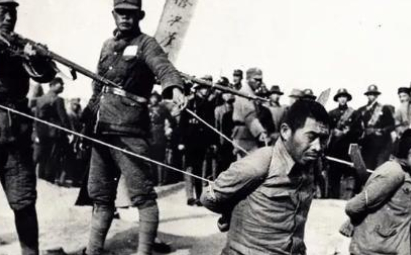 1946年8月，大汉奸万里浪被处决。家属前来收殓，开棺却发现里面并非他的遗体。家