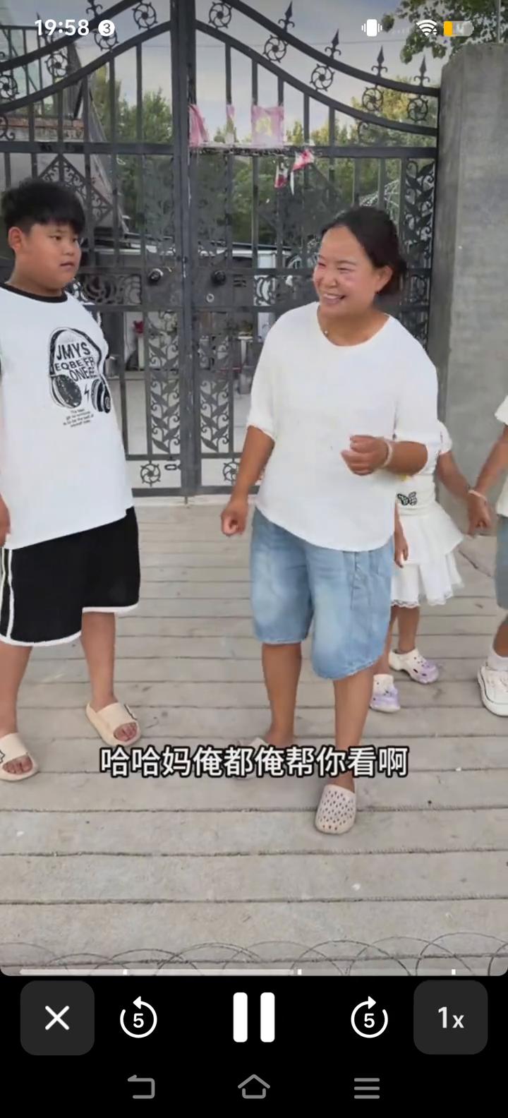 有飞机，仨孩都在家里，我也不用操心去接送他们了，刚好我等到明天了，我好直播。妈，