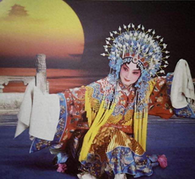 50年代工资只有2100元，梅兰芳一场演出却能收到10根金条，这样的出场费有多高