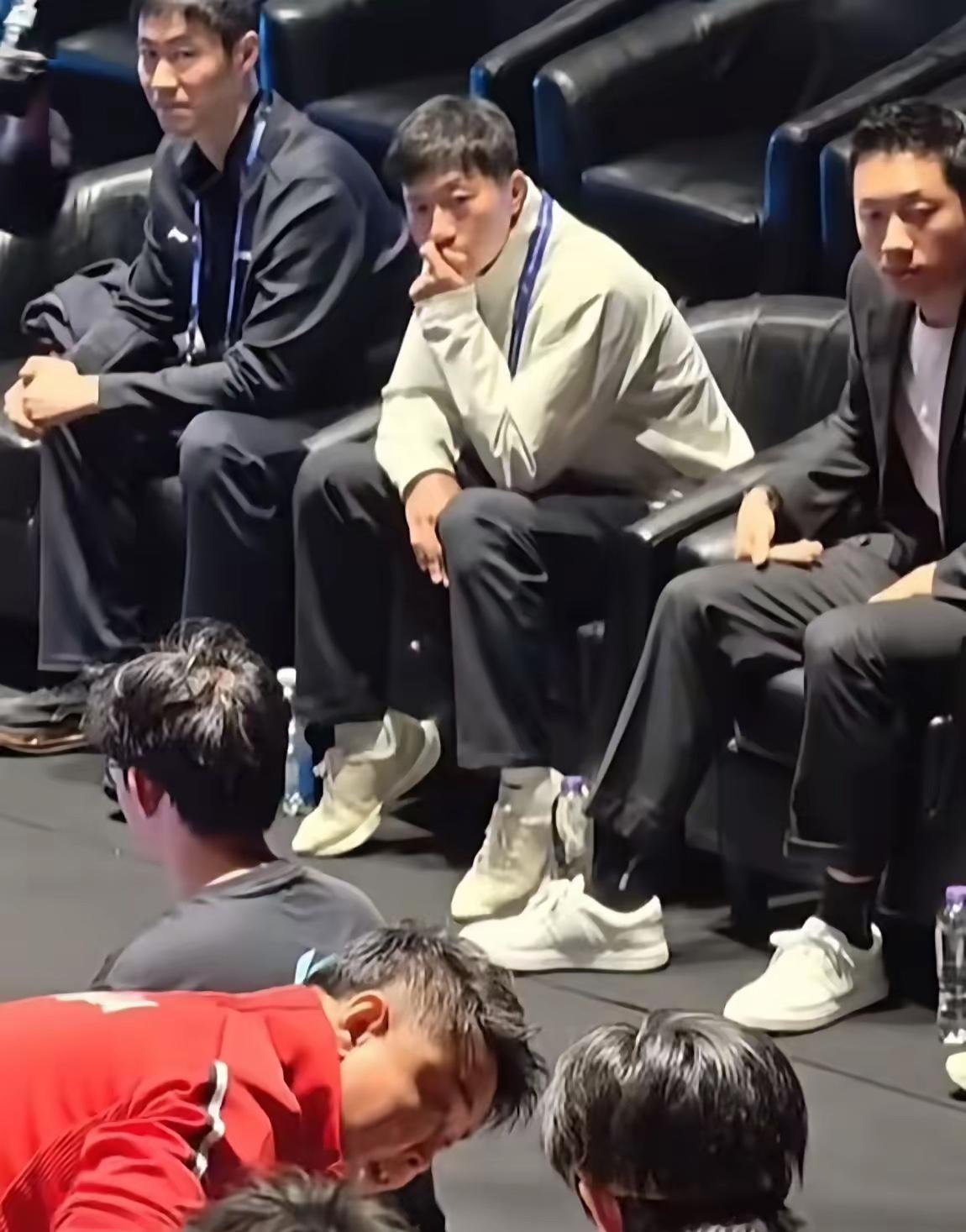 中韩乒乓大战赛场，这一幕不知道看哭了多少国乒球迷。

男单第一盘对决，王楚钦对战