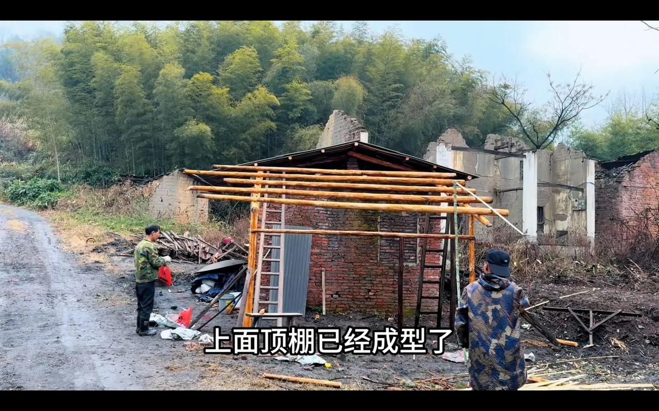 啤公馆已初现规模。房东利用当地材料建造，既省钱又颇具乡村韵味。啤酒婶每日守着啤公