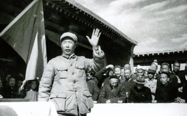 1939年女战士徐敏准备去如厕，突然被一壮汉抱到了床榻上，对方捂住了她的嘴巴，并
