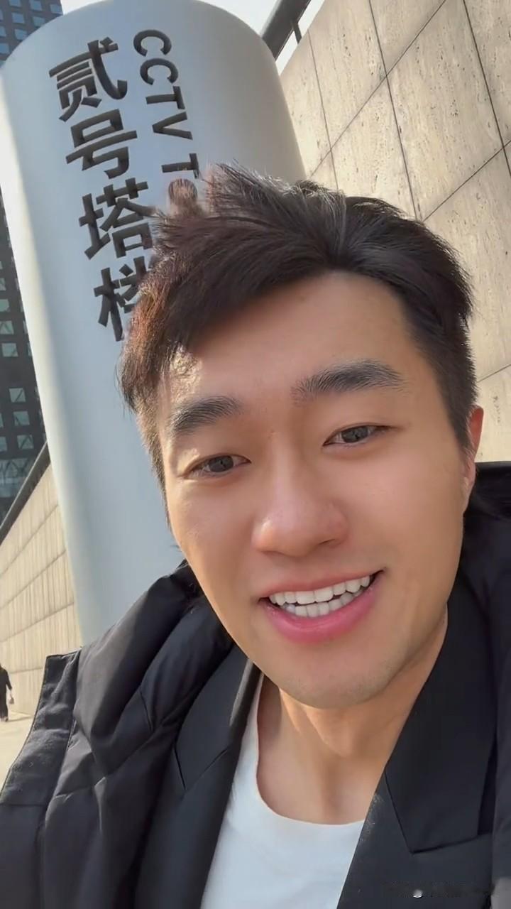 2月26日，赵子豪更新工作日常vlog，并配文“我又来啦”。

从视频中可以看出