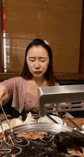 图一：我就想知道小姑娘这是开心还是不开心？那表情都没有办法判断她此时此刻的心情 