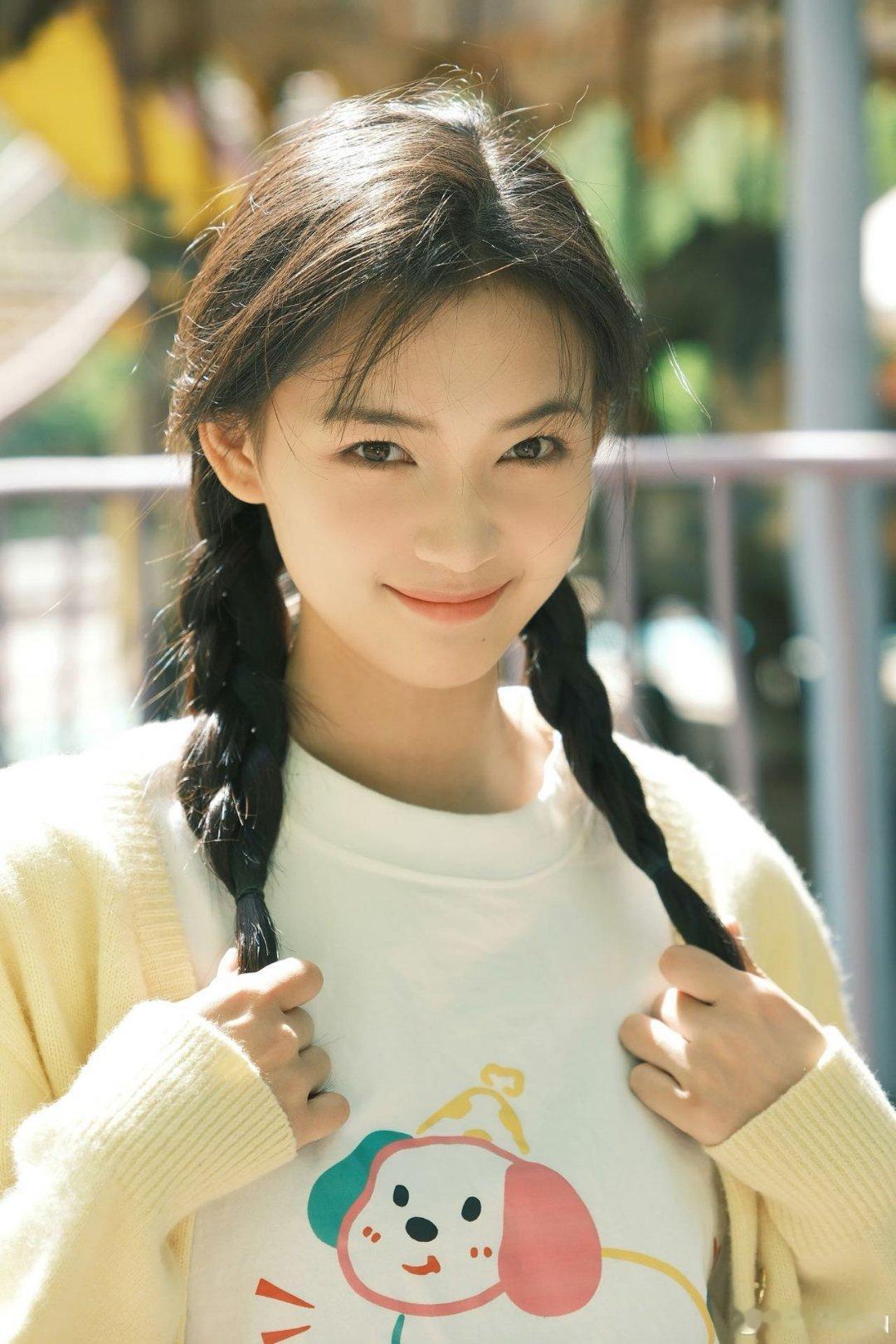 工作暂停让我们一起祝生日快乐🎂这组游乐园大片生命力极强！少女和旋转木马的适配度