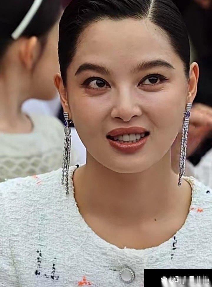 辛芷蕾远看很美，但近看皱纹多，发际线像后补的 