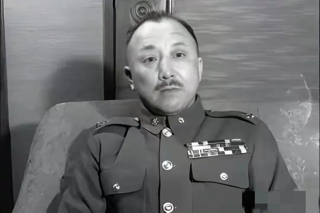 1949年，卫立煌被软禁，关麟征去看望他，却被拦在门口，关麟征扯下中将领章，气道