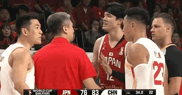 不给日本人违体，给了郭士强1个技术犯规，裁判演都不演了。日本男篮vs中国男篮男篮