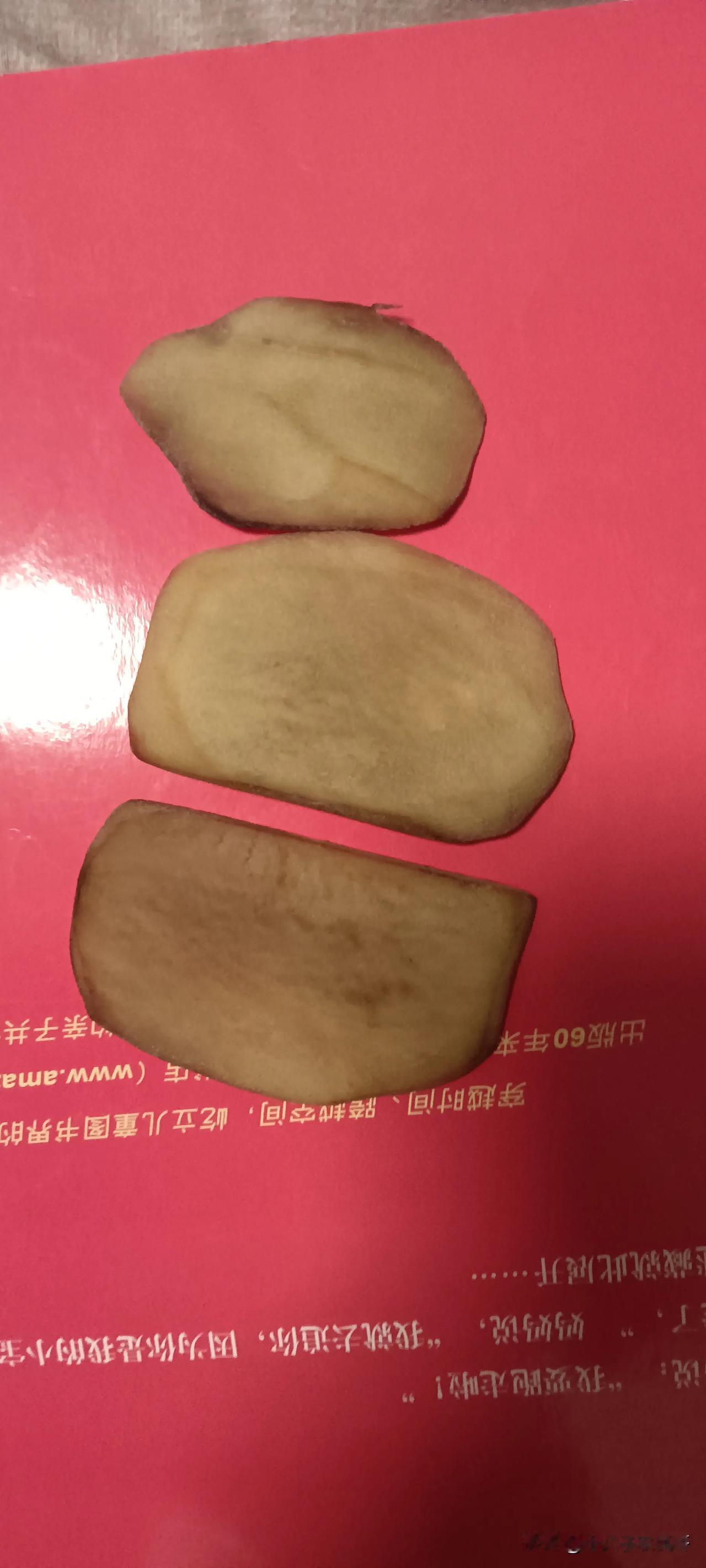 土豆真的能消肿呀！
咋天骑二轮车摔了一跤，脚腕扭伤了，肿得老大，无法行走，连接送