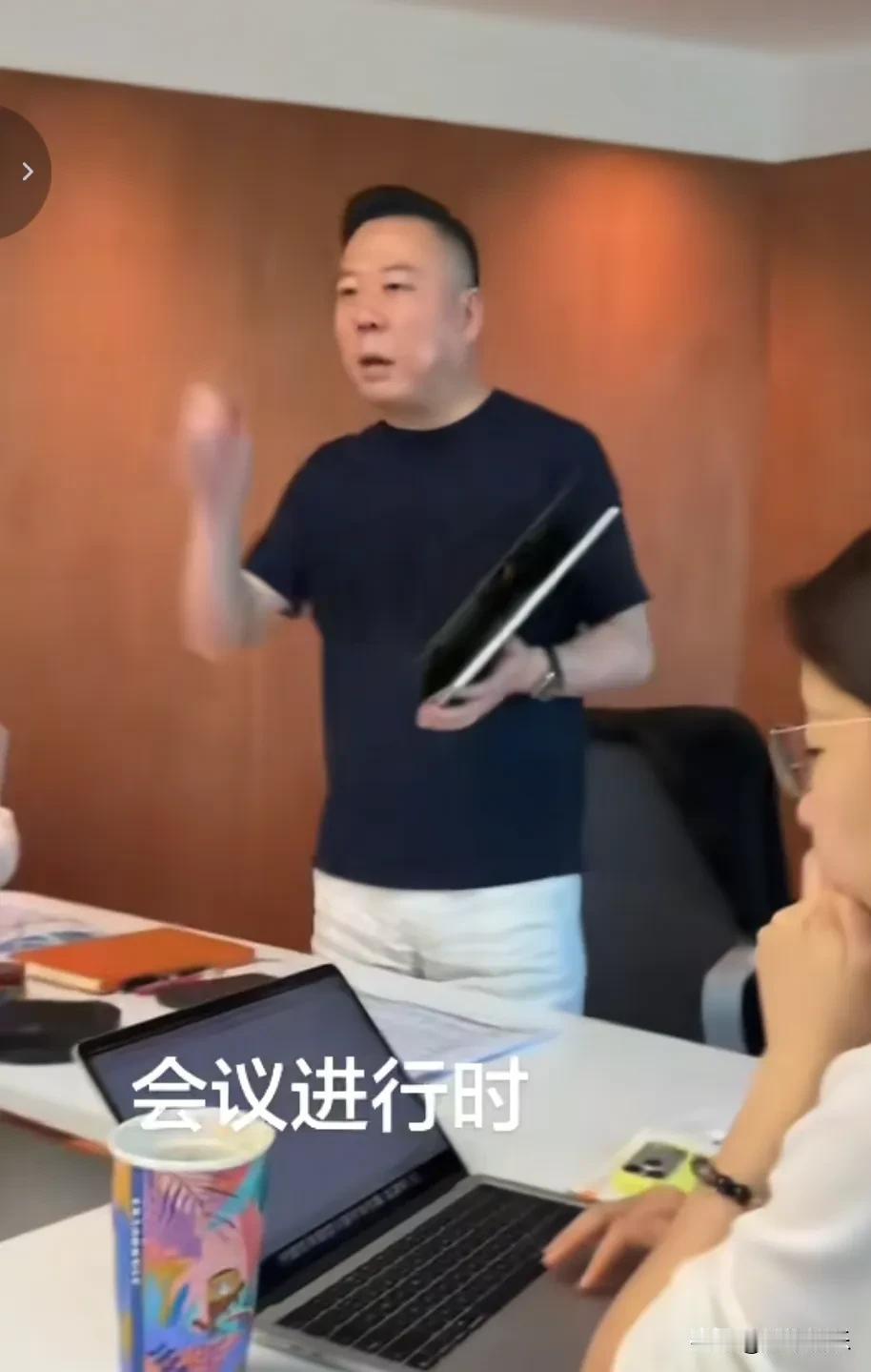 全域焕新
麻六记高管安总，咱们这是在开会呢你嘴里怎么还含着糖呢？安总的随意和松弛