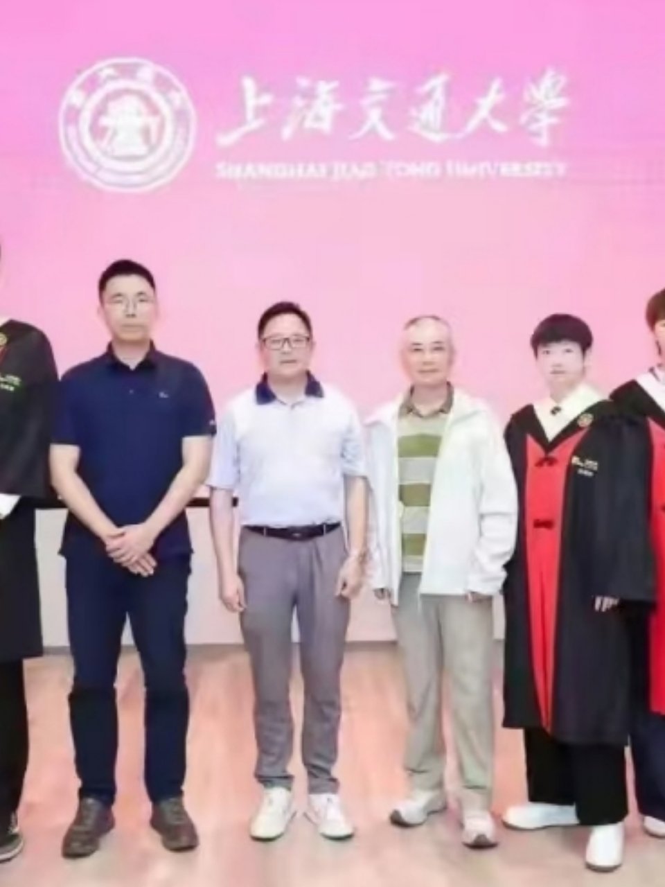 高清图里学位服上是有每个人名字的我莎就这样吧啦吧啦穿上露出五个手指好萌吧！ 