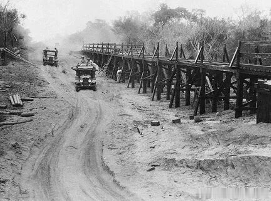 1932年查科战争期间巴拉圭军队在前线架起桥梁，军车正通过此地军事历史全触达 ​