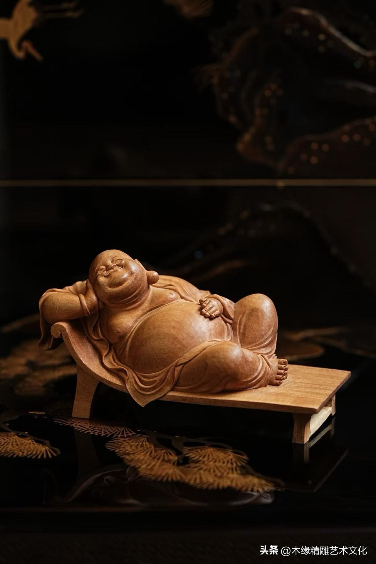一尊弥勒，最动人的不是笑，而是那份自在。

老山檀香温润沉静，天然木香悠长。圆润