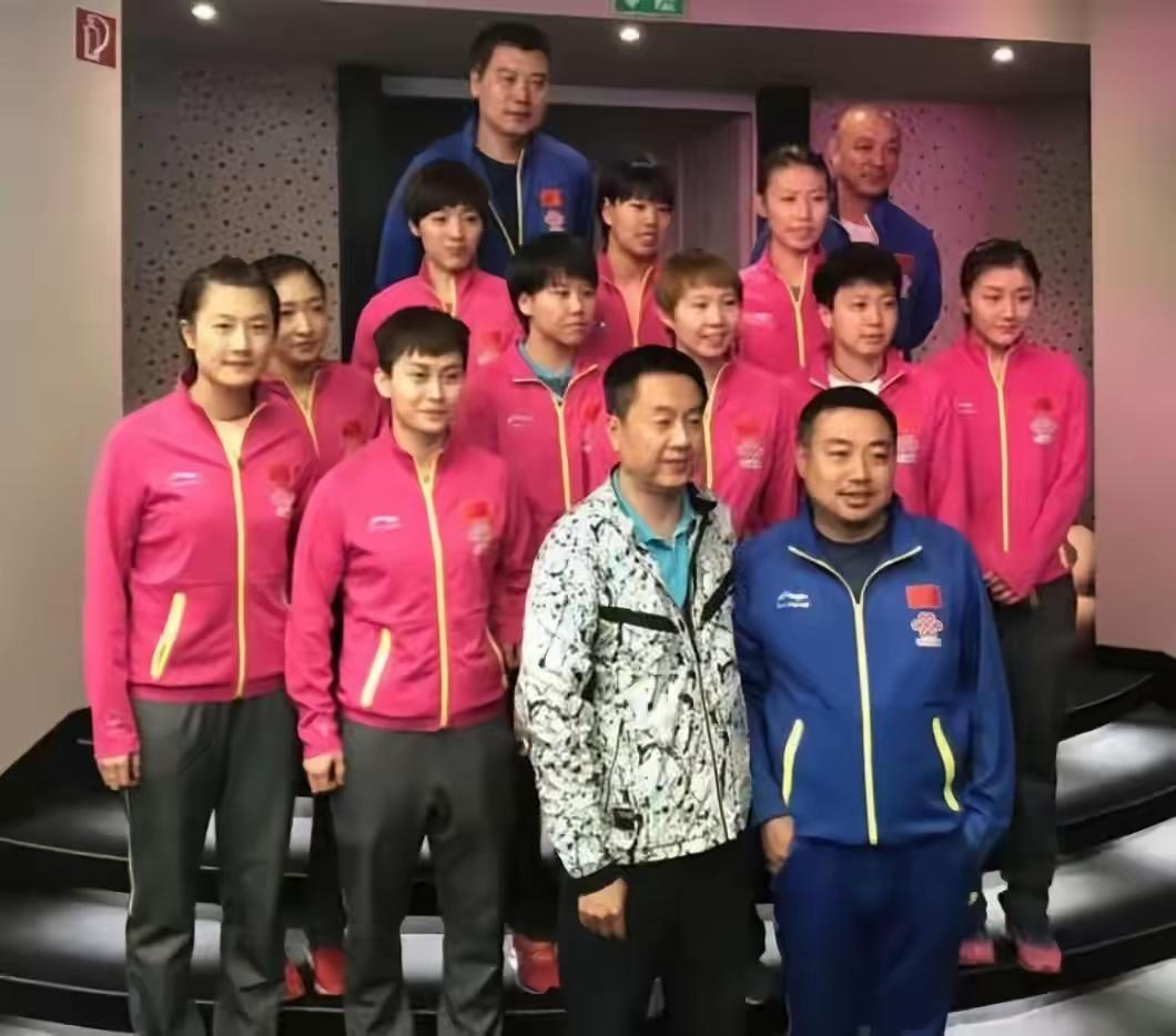 功勋教练与前女乒主力队员合影：

我一眼就认出了李隼、肖战、刘国梁、施之皓四位教