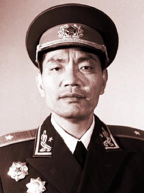 1959年，开国少将尤太忠返乡探亲，却发现哥嫂正出门乞讨，被饿的面黄肌瘦！然而，