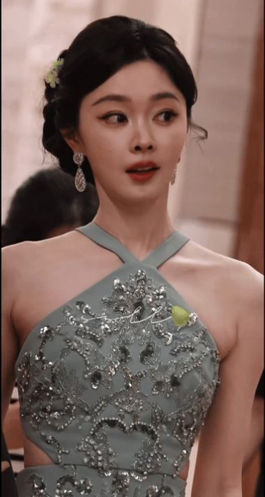 宋轶挂脖亮片绿裙宋轶阅文盛典造型宋轶宛如从森林里走来的精灵公主，亮片随步伐闪动，