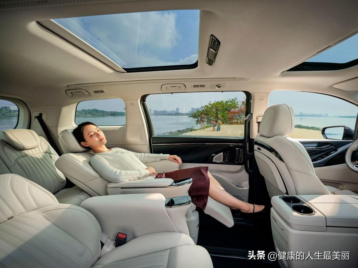 HEV在隔音降噪方面下足了功夫。它采用了多层隔音玻璃、隔音棉等大量的隔音材料，有