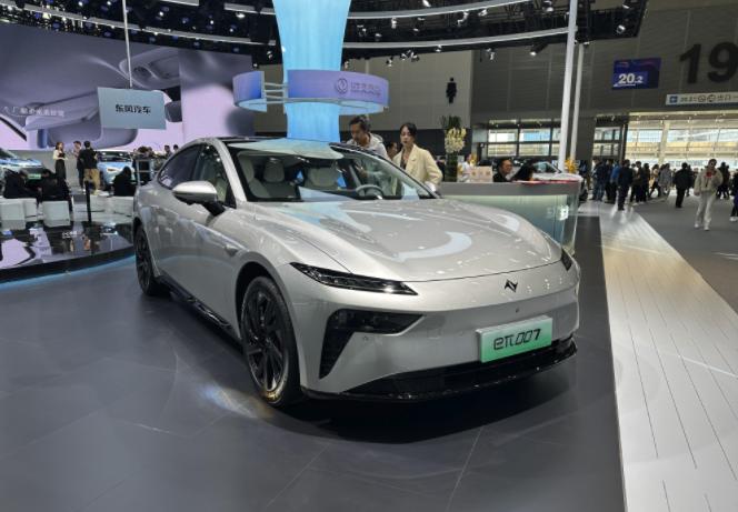 2023广州车展：东风eπ 007亮相，这款车可是配剪刀门、电动尾翼

首先要知