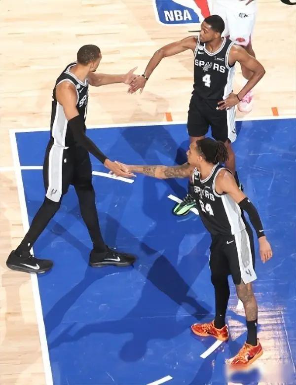 季前赛战绩不算入排名，为什么 NBA 还要安排所有球队打季前赛？
看nba上咪咕