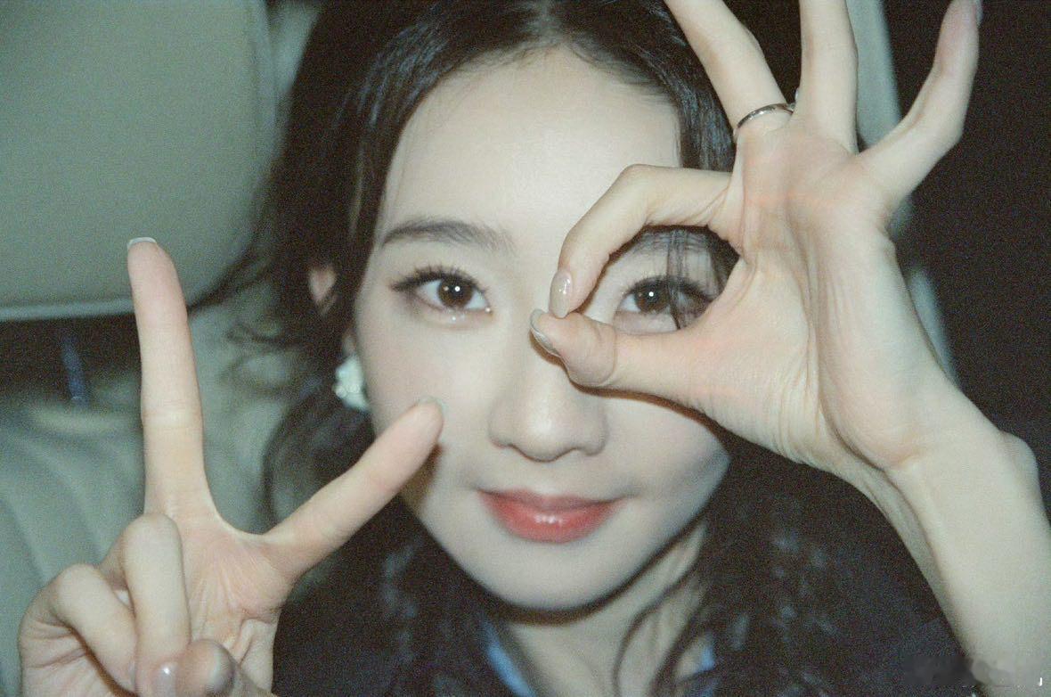 张艺凡林依晨贴贴张艺凡林依晨合照张艺凡晒和林依晨合照，和姐姐贴贴～ 