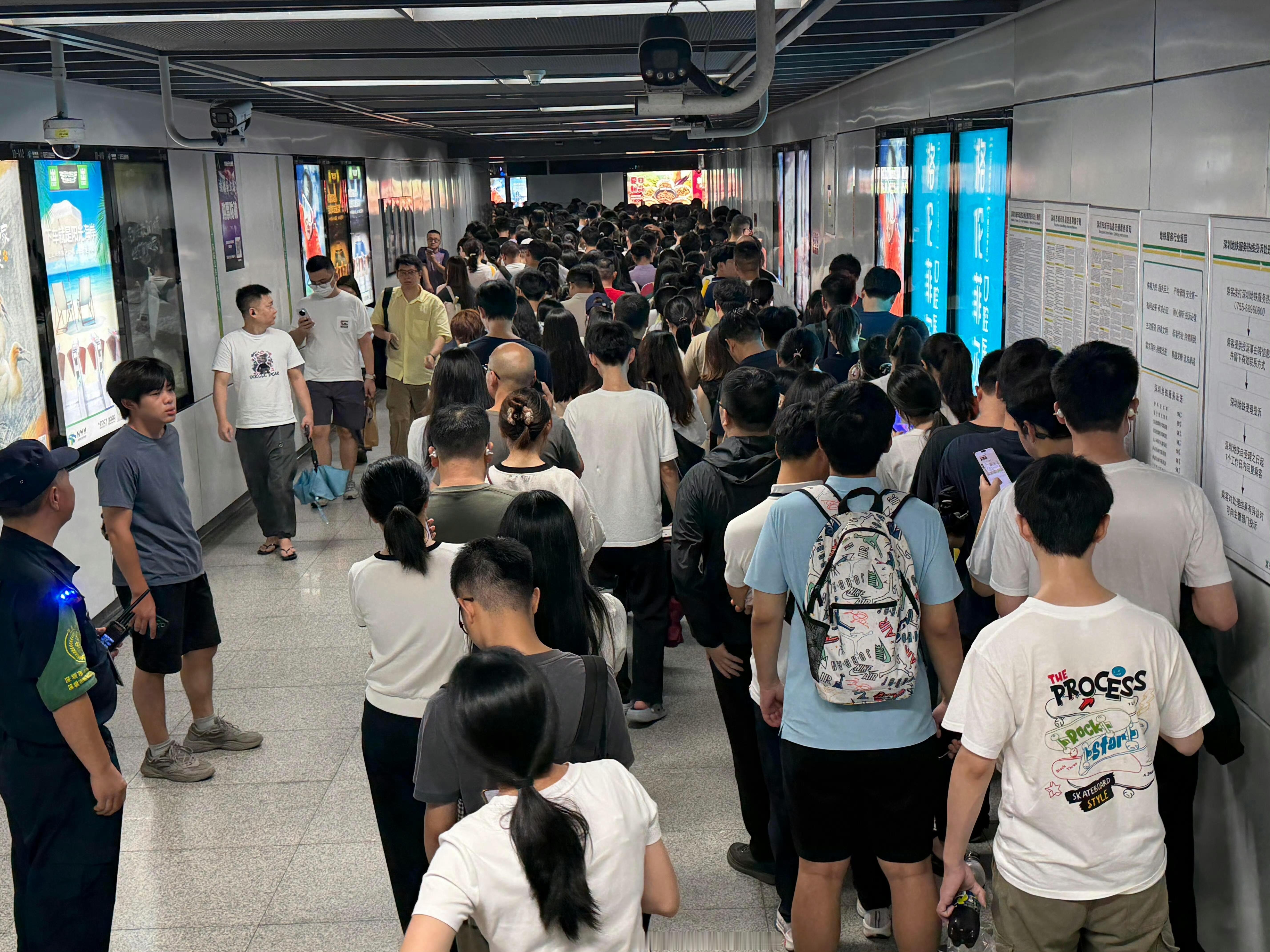 深圳地铁 安检这个没什么好吐槽的，人越多越要加强安检，毕竟安全大于一切。反正就我
