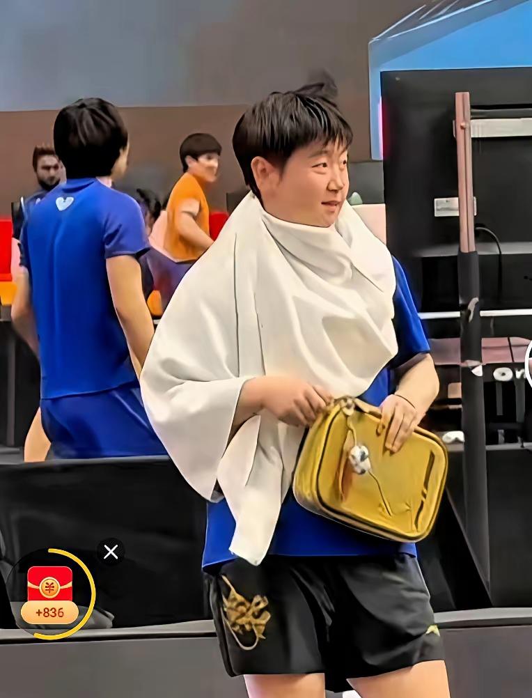 脖子上围块布
莎宝她最富
莎莎往哪儿一站
都是风景耶～

火车不是推哩
飞机不是