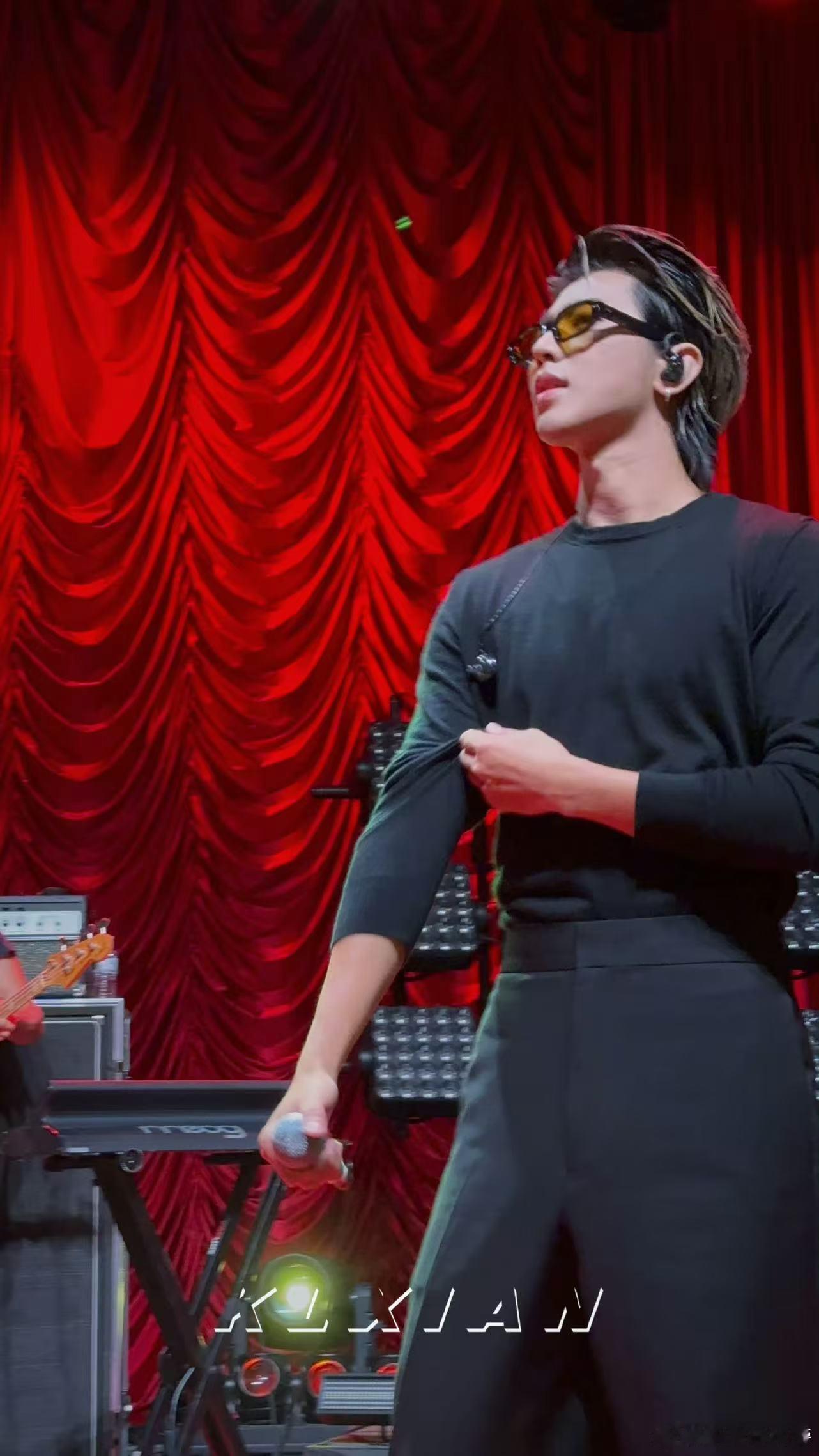 蔡徐坤紧身衣肌肉 真的会被蔡徐坤紧身衣肌肉惊艳到，宽肩薄背搭配清晰线条，舞台上一