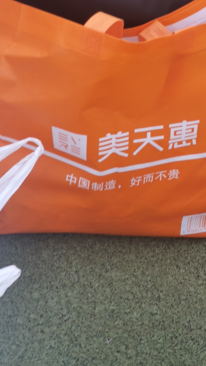 今天来看比赛的朋友们看看我！！！今天有很多很多喉糖还有总赛历我在球迷区入口 在肖