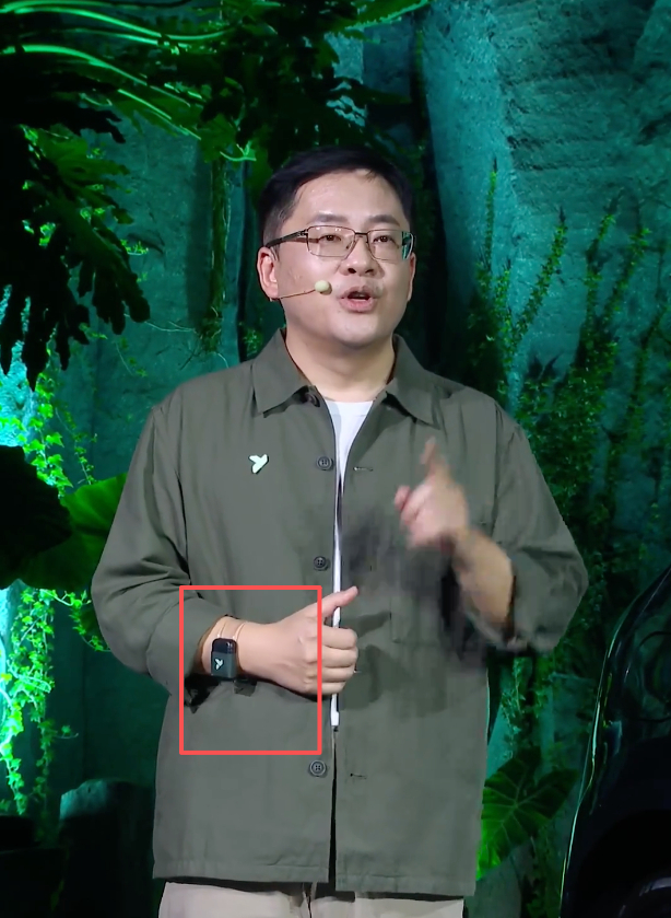 手上戴的是啥？还有萤火虫logo！？ 