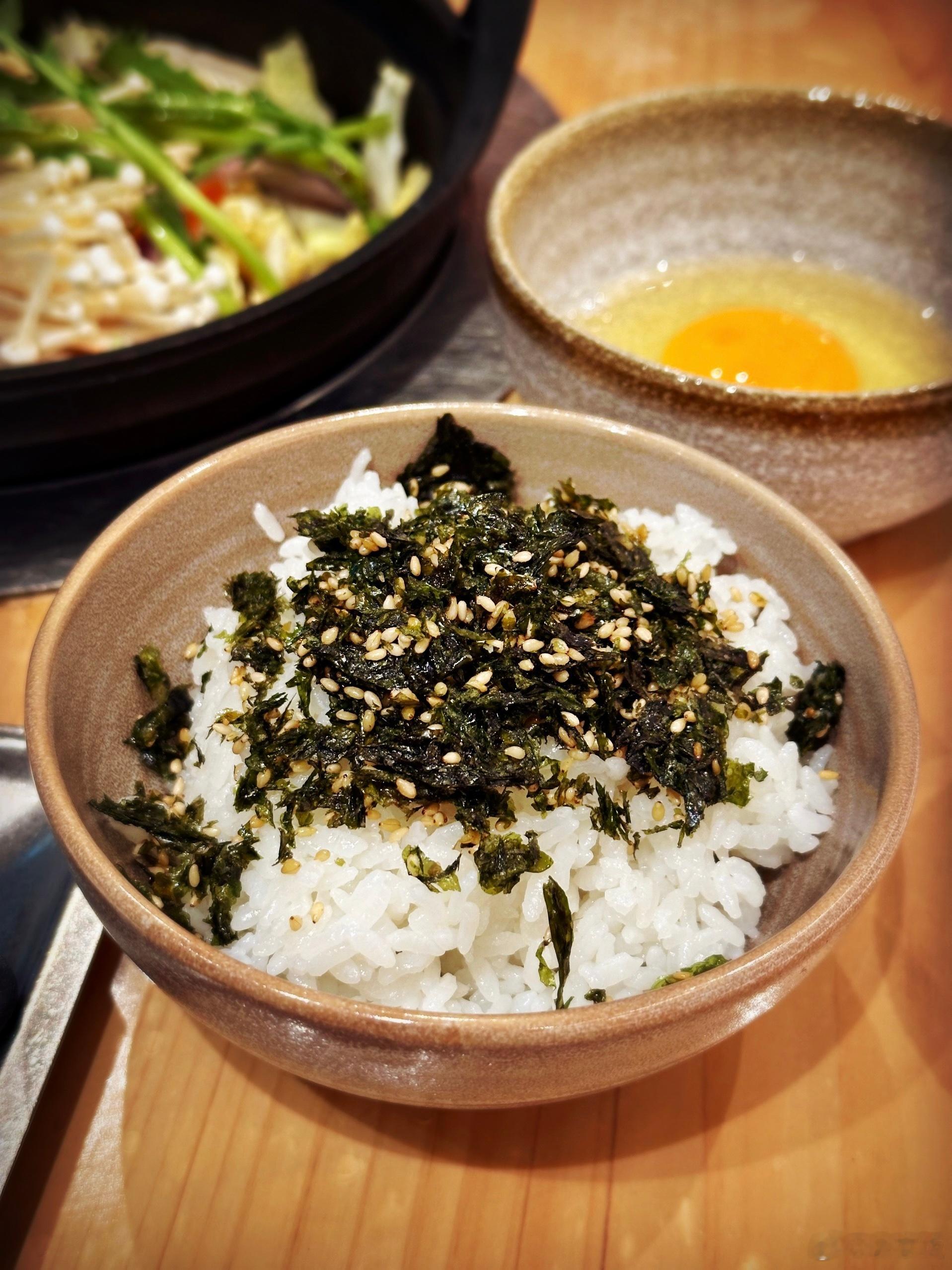 喜欢在这些小马路上散步，黄昏的光照在老房子不同质感的立面上，她便以一种旧时代的表