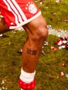 迈克尔·奥利塞这腿上还纹了“改善”两个字
