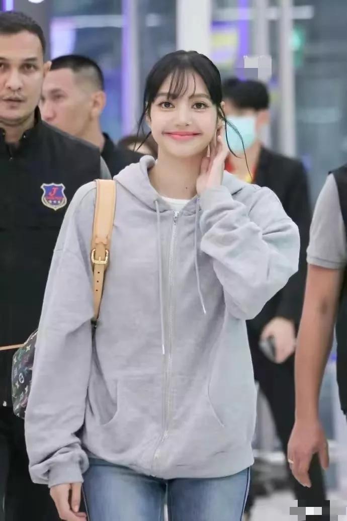 机场偶遇素颜Lisa，嘴大到好像塞了根香肠。

离开滤镜和妆容，简直判若两人，几