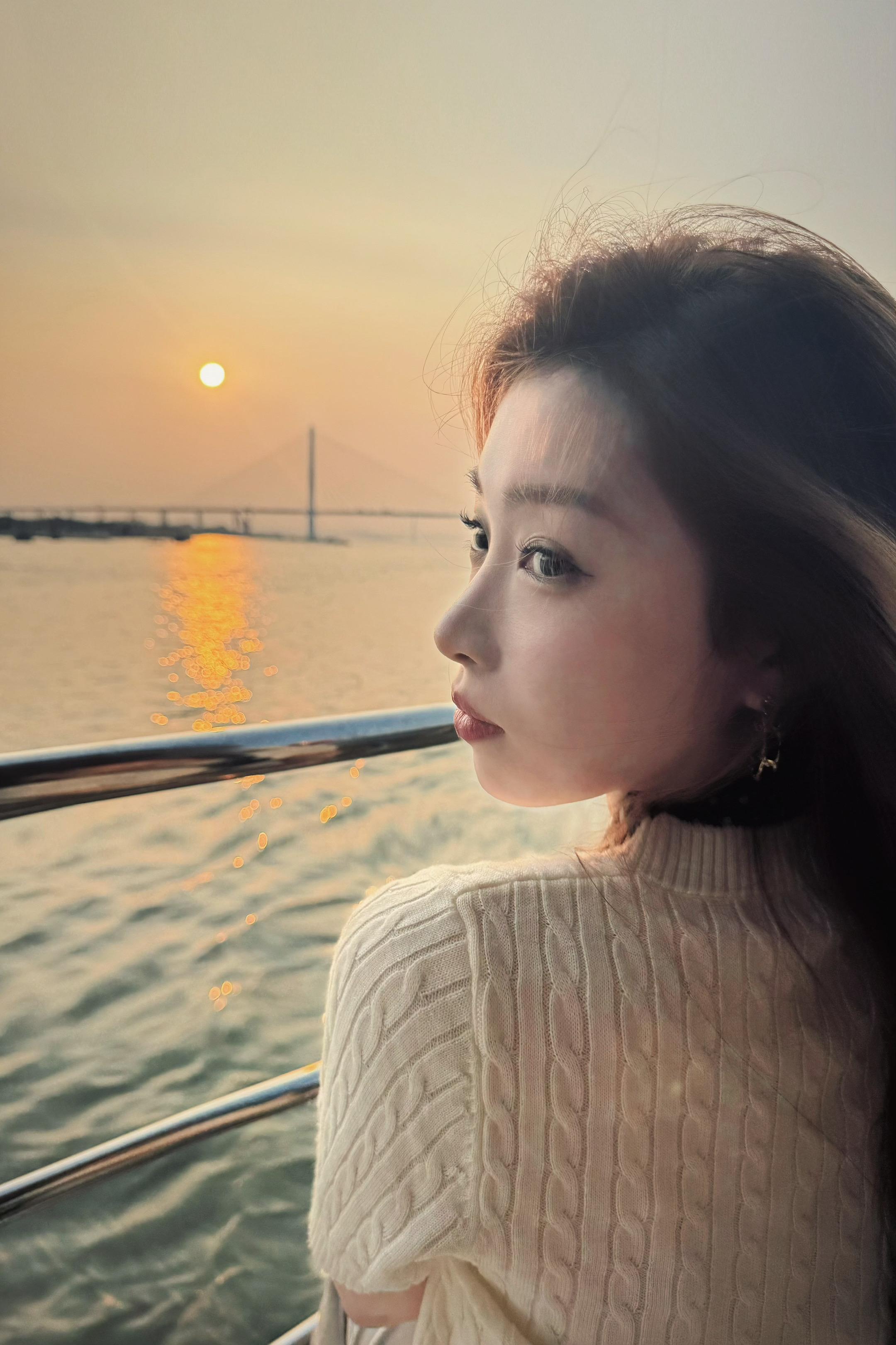 阳光照亮着你眼睛 不需要再多 也美丽