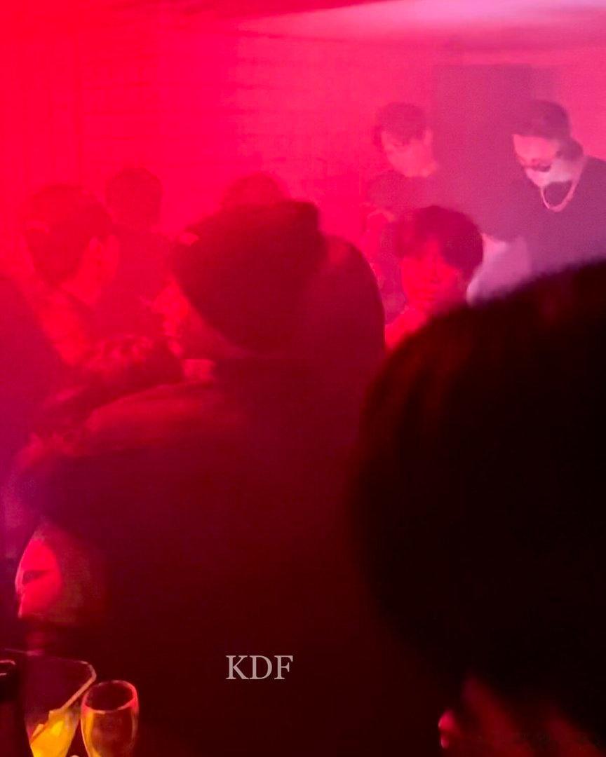 太显啊 呵呵 在夜店跟女生们玩得很开心吗？ 签售会结束后去了夜店..隔天要去米果