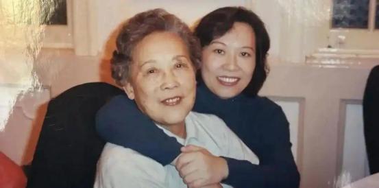 2001年，上海姑娘张玮掏空家底给独居恩师买下一套养老房。谁料20年后恩师离世，
