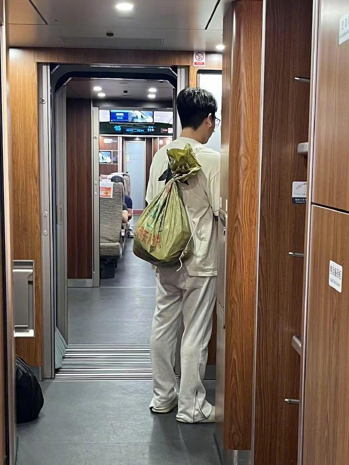 安检的时候遇到一只特别闪耀的背包，上了高铁又遇到了，仔细一看袋子上面的文案写的是