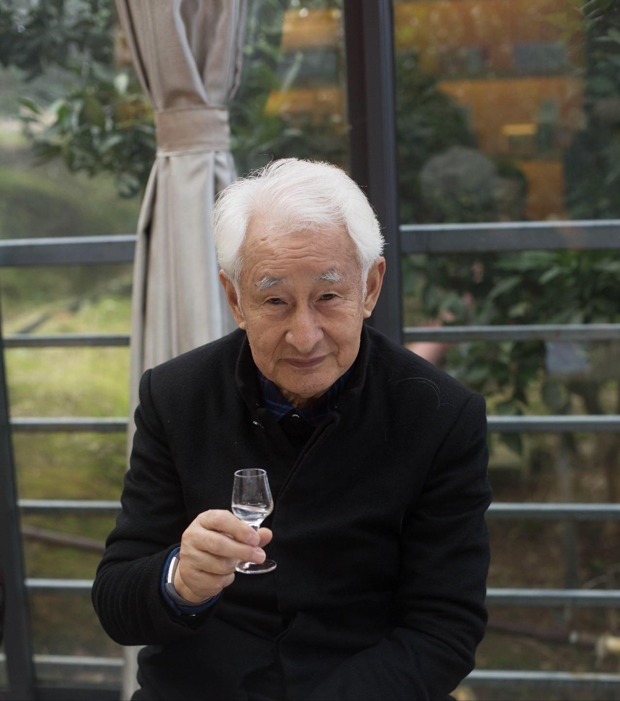 世界上喝茅台最多的人叫季克良。
他在茅台工作50年，喝掉2吨多茅台，凭借“最贵的