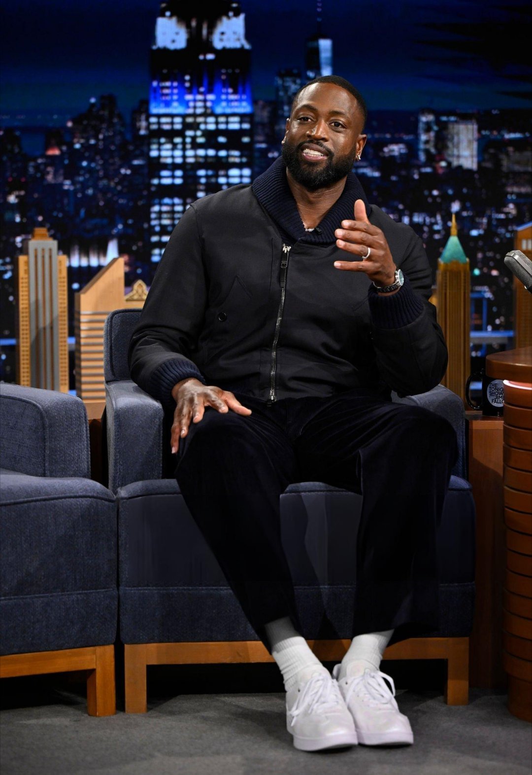 继奥斯卡后，我大爷亮相JIMMY FALLON肥伦秀。继续穿着近期被重点关注的韦